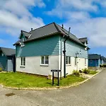Dom wakacyjny Old And New England - Two 3 Bedroom Nearby - Part Of The The Bay Village With Pool, Gym And Direct Access, Pub, Restaurant, Tennis And Meadows Walks Filey