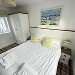 Old And New England - Two 3 Bedroom Nearby - Part Of The The Bay Village With Pool, Gym And Direct Access, Pub, Restaurant, Tennis And Meadows Walks Filey