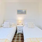 Old And New England - Two 3 Bedroom Nearby - Part Of The The Bay Village With Pool, Gym And Direct Access, Pub, Restaurant, Tennis And Meadows Walks Dom wakacyjny