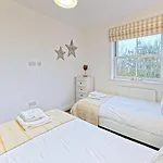 Old And New England - Two 3 Bedroom Nearby - Part Of The The Bay Village With Pool, Gym And Direct Access, Pub, Restaurant, Tennis And Meadows Walks Dom wakacyjny
