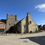 Dom wakacyjny Old And New England - Two 3 Bedroom Nearby - Part Of The The Bay Village With Pool, Gym And Direct Access, Pub, Restaurant, Tennis And Meadows Walks