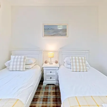 Old And New England - Two 3 Bedroom Nearby - Part Of The The Bay Village With Pool, Gym And Direct Access, Pub, Restaurant, Tennis And Meadows Walks Tatil Evi
