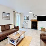 Old And New England - Two 3 Bedroom Nearby - Part Of The The Bay Village With Pool, Gym And Direct Access, Pub, Restaurant, Tennis And Meadows Walks Vakantiehuis Filey