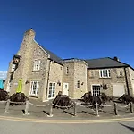 Old And New England - Two 3 Bedroom Nearby - Part Of The The Bay Village With Pool, Gym And Direct Access, Pub, Restaurant, Tennis And Meadows Walks *