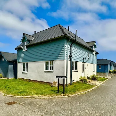 Holiday home Old And New England - Two 3 Bedroom Nearby - Part Of The The Bay Village With Pool, Gym And Direct Access, Pub, Restaurant, Tennis And Meadows Walks Filey