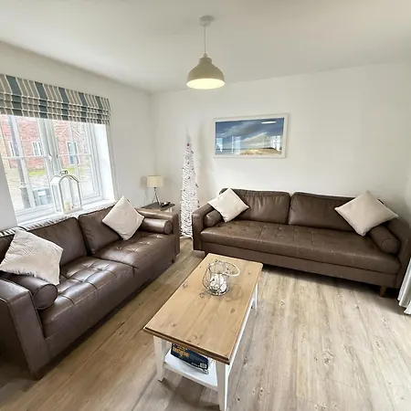 Old And New England - Two 3 Bedroom Nearby - Part Of The The Bay Village With Pool, Gym And Direct Access, Pub, Restaurant, Tennis And Meadows Walks * Filey