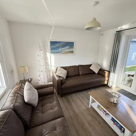 Old And New England - Two 3 Bedroom Nearby - Part Of The The Bay Village With Pool, Gym And Direct Access, Pub, Restaurant, Tennis And Meadows Walks Holiday home Filey