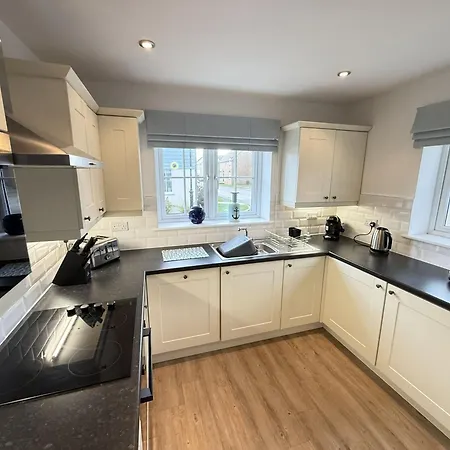 Old And New England - Two 3 Bedroom Nearby - Part Of The The Bay Village With Pool, Gym And Direct Access, Pub, Restaurant, Tennis And Meadows Walks Filey