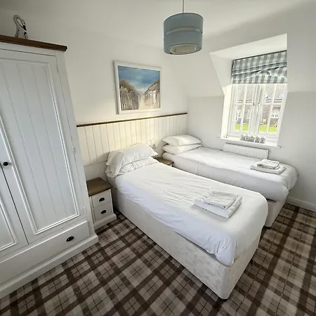 Old And New England - Two 3 Bedroom Nearby - Part Of The The Bay Village With Pool, Gym And Direct Access, Pub, Restaurant, Tennis And Meadows Walks Holiday home