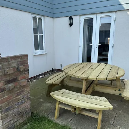 Old And New England - Two 3 Bedroom Nearby - Part Of The The Bay Village With Pool, Gym And Direct Access, Pub, Restaurant, Tennis And Meadows Walks Holiday home Filey