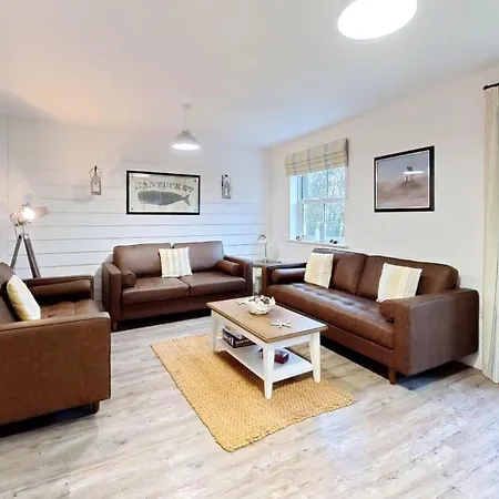 Old And New England - Two 3 Bedroom Nearby - Part Of The The Bay Village With Pool, Gym And Direct Access, Pub, Restaurant, Tennis And Meadows Walks Holiday home *