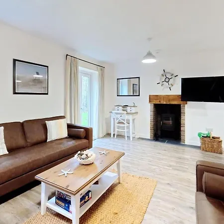 Old And New England - Two 3 Bedroom Nearby - Part Of The The Bay Village With Pool, Gym And Direct Access, Pub, Restaurant, Tennis And Meadows Walks Holiday home Filey