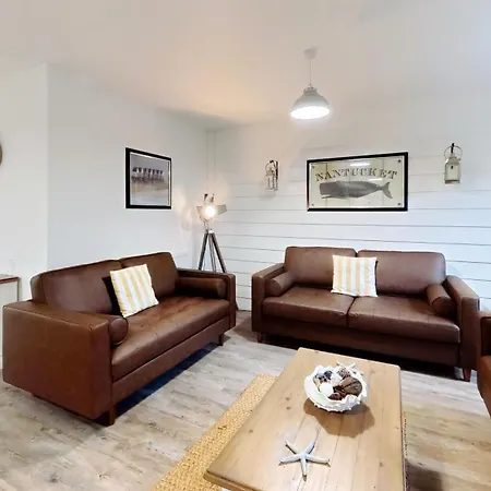 Old And New England - Two 3 Bedroom Nearby - Part Of The The Bay Village With Pool, Gym And Direct Access, Pub, Restaurant, Tennis And Meadows Walks Holiday home Filey