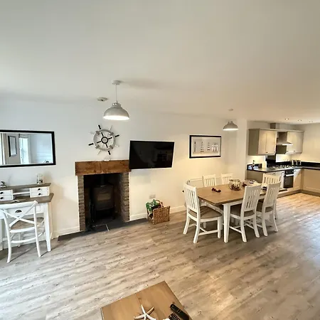 Old And New England - Two 3 Bedroom Nearby - Part Of The The Bay Village With Pool, Gym And Direct Access, Pub, Restaurant, Tennis And Meadows Walks Filey