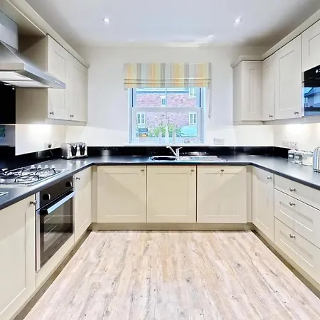 Old And New England - Two 3 Bedroom Nearby - Part Of The The Bay Village With Pool, Gym And Direct Access, Pub, Restaurant, Tennis And Meadows Walks Holiday home