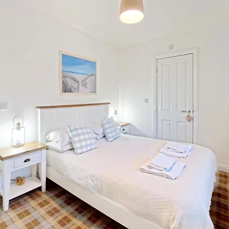 Old And New England - Two 3 Bedroom Nearby - Part Of The The Bay Village With Pool, Gym And Direct Access, Pub, Restaurant, Tennis And Meadows Walks * Filey