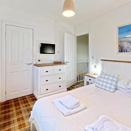 Old And New England - Two 3 Bedroom Nearby - Part Of The The Bay Village With Pool, Gym And Direct Access, Pub, Restaurant, Tennis And Meadows Walks *
