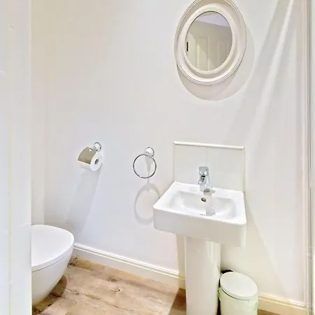 Old And New England - Two 3 Bedroom Nearby - Part Of The The Bay Village With Pool, Gym And Direct Access, Pub, Restaurant, Tennis And Meadows Walks Filey