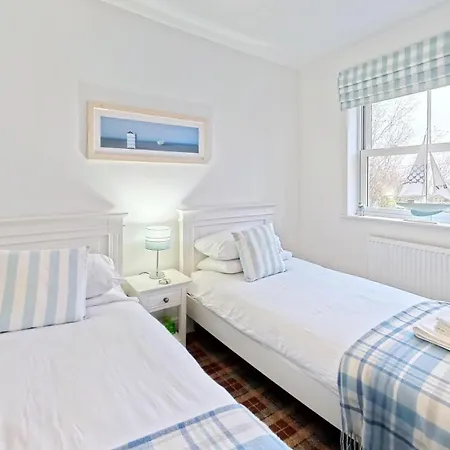 Old And New England - Two 3 Bedroom Nearby - Part Of The The Bay Village With Pool, Gym And Direct Access, Pub, Restaurant, Tennis And Meadows Walks *