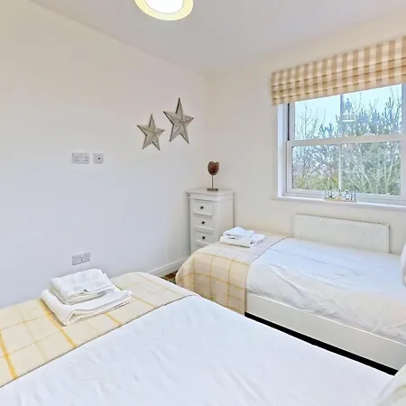 Old And New England - Two 3 Bedroom Nearby - Part Of The The Bay Village With Pool, Gym And Direct Access, Pub, Restaurant, Tennis And Meadows Walks Holiday home