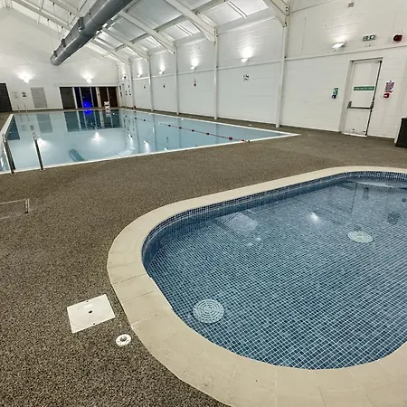 Holiday home Old And New England - Two 3 Bedroom Nearby - Part Of The The Bay Village With Pool, Gym And Direct Access, Pub, Restaurant, Tennis And Meadows Walks