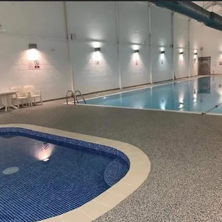 Old And New England - Two 3 Bedroom Nearby - Part Of The The Bay Village With Pool, Gym And Direct Access, Pub, Restaurant, Tennis And Meadows Walks