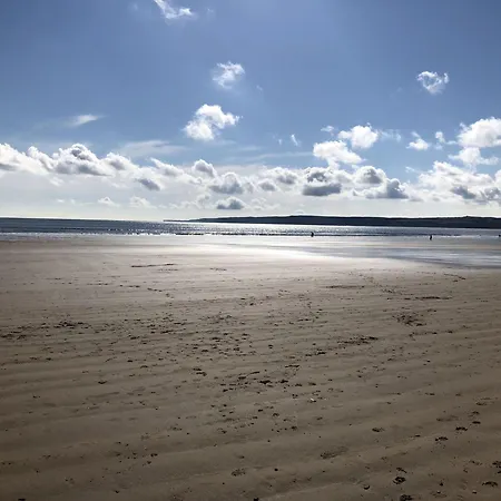 Old And New England - Two 3 Bedroom Nearby - Part Of The The Bay Village With Pool, Gym And Direct Access, Pub, Restaurant, Tennis And Meadows Walks