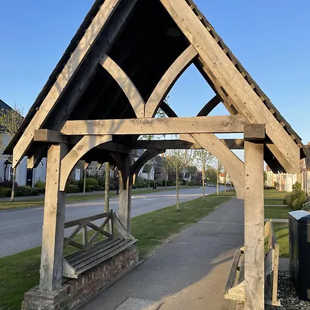 Old And New England - Two 3 Bedroom Nearby - Part Of The The Bay Village With Pool, Gym And Direct Access, Pub, Restaurant, Tennis And Meadows Walks * Filey