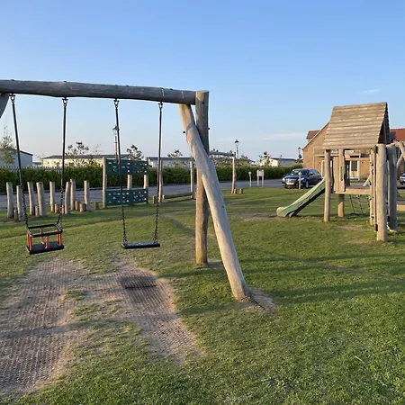 Old And New England - Two 3 Bedroom Nearby - Part Of The The Bay Village With Pool, Gym And Direct Access, Pub, Restaurant, Tennis And Meadows Walks *