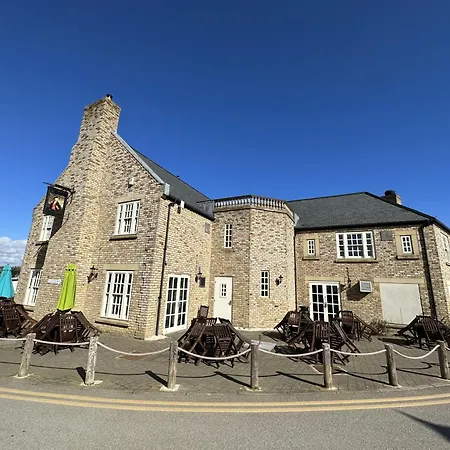 Old And New England - Two 3 Bedroom Nearby - Part Of The The Bay Village With Pool, Gym And Direct Access, Pub, Restaurant, Tennis And Meadows Walks *
