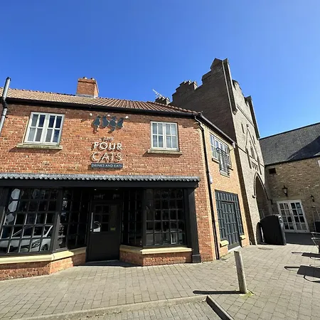 Old And New England - Two 3 Bedroom Nearby - Part Of The The Bay Village With Pool, Gym And Direct Access, Pub, Restaurant, Tennis And Meadows Walks Holiday home Filey