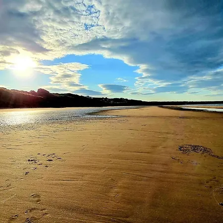 Old And New England - Two 3 Bedroom Nearby - Part Of The The Bay Village With Pool, Gym And Direct Access, Pub, Restaurant, Tennis And Meadows Walks * Filey