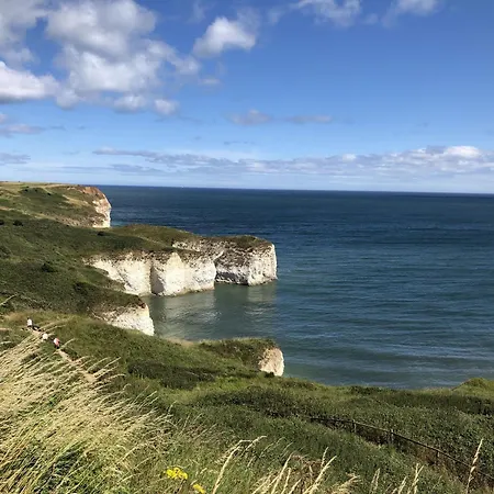Old And New England - Two 3 Bedroom Nearby - Part Of The The Bay Village With Pool, Gym And Direct Access, Pub, Restaurant, Tennis And Meadows Walks