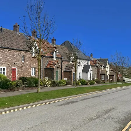 Old And New England - Two 3 Bedroom Nearby - Part Of The The Bay Village With Pool, Gym And Direct Access, Pub, Restaurant, Tennis And Meadows Walks Holiday home *