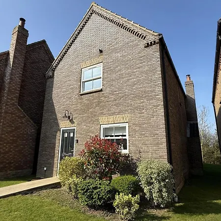 Holiday home Old And New England - Two 3 Bedroom Nearby - Part Of The The Bay Village With Pool, Gym And Direct Access, Pub, Restaurant, Tennis And Meadows Walks