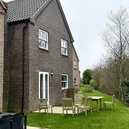 Old And New England - Two 3 Bedroom Nearby - Part Of The The Bay Village With Pool, Gym And Direct Access, Pub, Restaurant, Tennis And Meadows Walks Holiday home