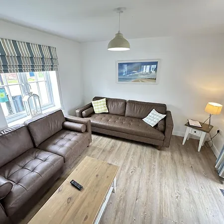 Old And New England - Two 3 Bedroom Nearby - Part Of The The Bay Village With Pool, Gym And Direct Access, Pub, Restaurant, Tennis And Meadows Walks * Filey