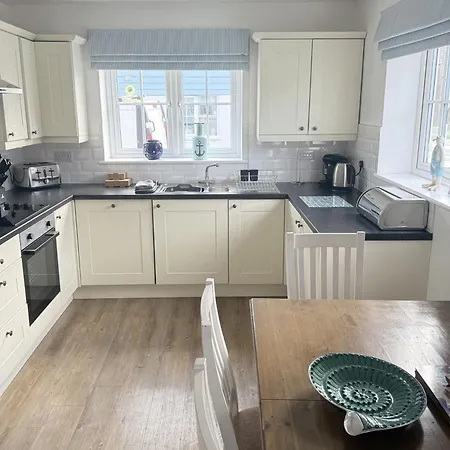 Old And New England - Two 3 Bedroom Nearby - Part Of The The Bay Village With Pool, Gym And Direct Access, Pub, Restaurant, Tennis And Meadows Walks Holiday home