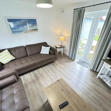 Holiday home Old And New England - Two 3 Bedroom Nearby - Part Of The The Bay Village With Pool, Gym And Direct Access, Pub, Restaurant, Tennis And Meadows Walks Filey