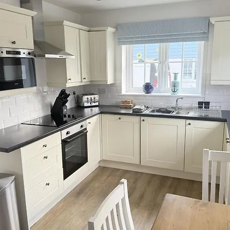 Holiday home Old And New England - Two 3 Bedroom Nearby - Part Of The The Bay Village With Pool, Gym And Direct Access, Pub, Restaurant, Tennis And Meadows Walks
