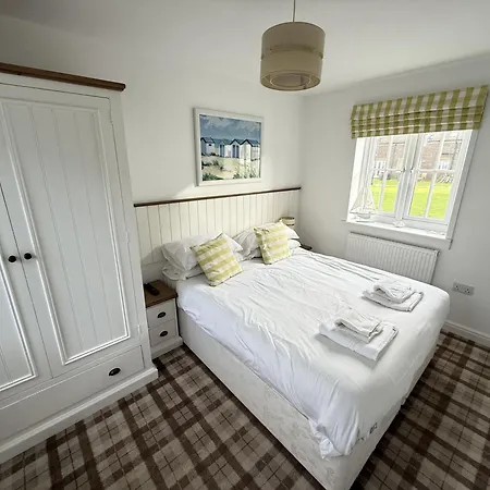 Holiday home Old And New England - Two 3 Bedroom Nearby - Part Of The The Bay Village With Pool, Gym And Direct Access, Pub, Restaurant, Tennis And Meadows Walks *