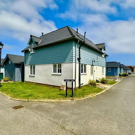 Old And New England - Two 3 Bedroom Nearby - Part Of The The Bay Village With Pool, Gym And Direct Access, Pub, Restaurant, Tennis And Meadows Walks Holiday home *
