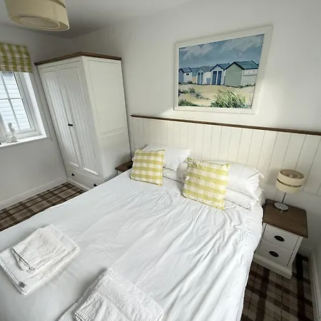 Old And New England - Two 3 Bedroom Nearby - Part Of The The Bay Village With Pool, Gym And Direct Access, Pub, Restaurant, Tennis And Meadows Walks Filey