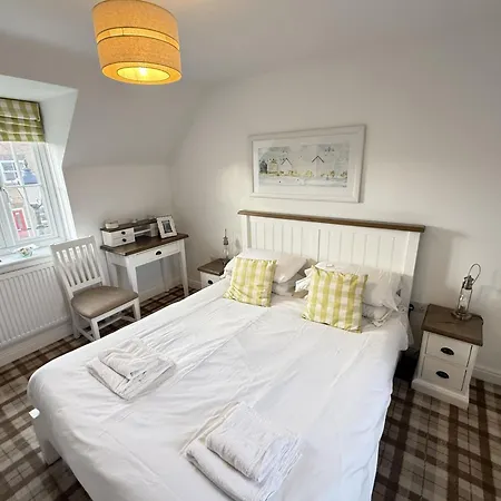 Holiday home Old And New England - Two 3 Bedroom Nearby - Part Of The The Bay Village With Pool, Gym And Direct Access, Pub, Restaurant, Tennis And Meadows Walks Filey