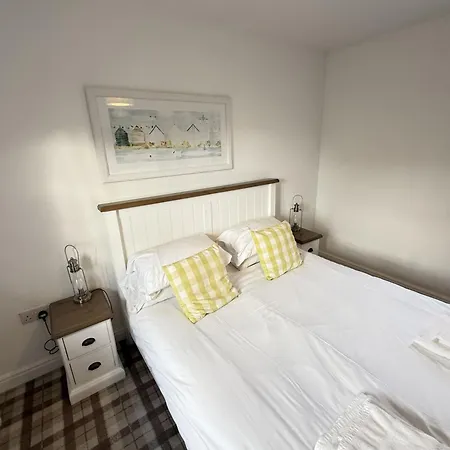 Old And New England - Two 3 Bedroom Nearby - Part Of The The Bay Village With Pool, Gym And Direct Access, Pub, Restaurant, Tennis And Meadows Walks * Filey