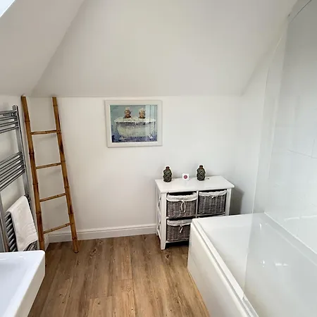 Old And New England - Two 3 Bedroom Nearby - Part Of The The Bay Village With Pool, Gym And Direct Access, Pub, Restaurant, Tennis And Meadows Walks * Filey