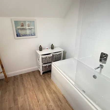 Old And New England - Two 3 Bedroom Nearby - Part Of The The Bay Village With Pool, Gym And Direct Access, Pub, Restaurant, Tennis And Meadows Walks