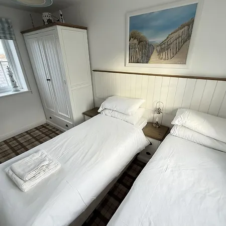 Old And New England - Two 3 Bedroom Nearby - Part Of The The Bay Village With Pool, Gym And Direct Access, Pub, Restaurant, Tennis And Meadows Walks Holiday home