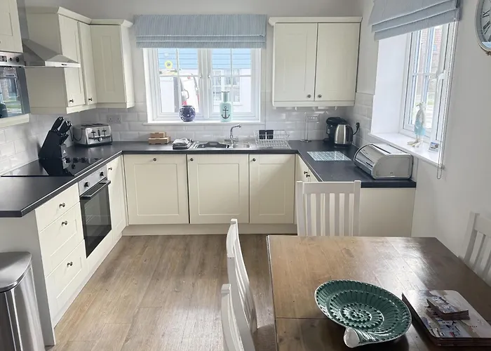 Old And New England - Two 3 Bedroom Nearby - Part Of The The Bay Village With Pool, Gym And Direct Access, Pub, Restaurant, Tennis And Meadows Walks Feriehus Filey