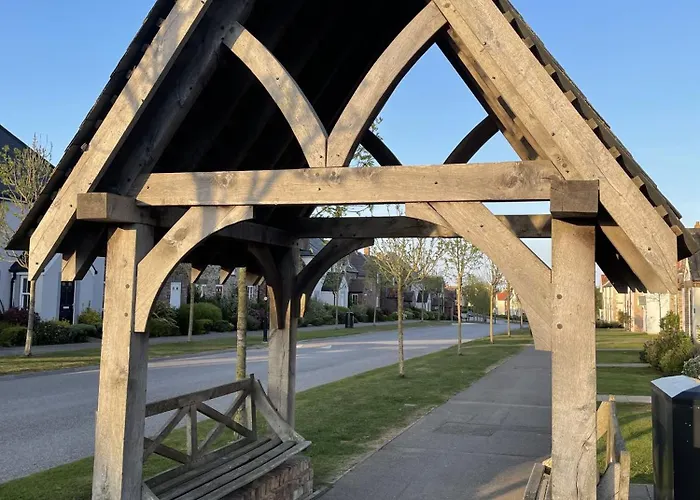 Old And New England - Two 3 Bedroom Nearby - Part Of The The Bay Village With Pool, Gym And Direct Access, Pub, Restaurant, Tennis And Meadows Walks * Filey